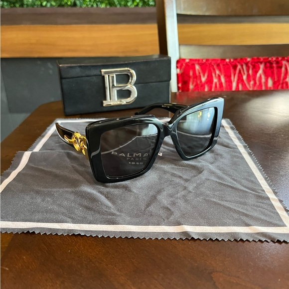 Brand new only have been worn once no scratches comes with case and cloth - Picture 2 of 8